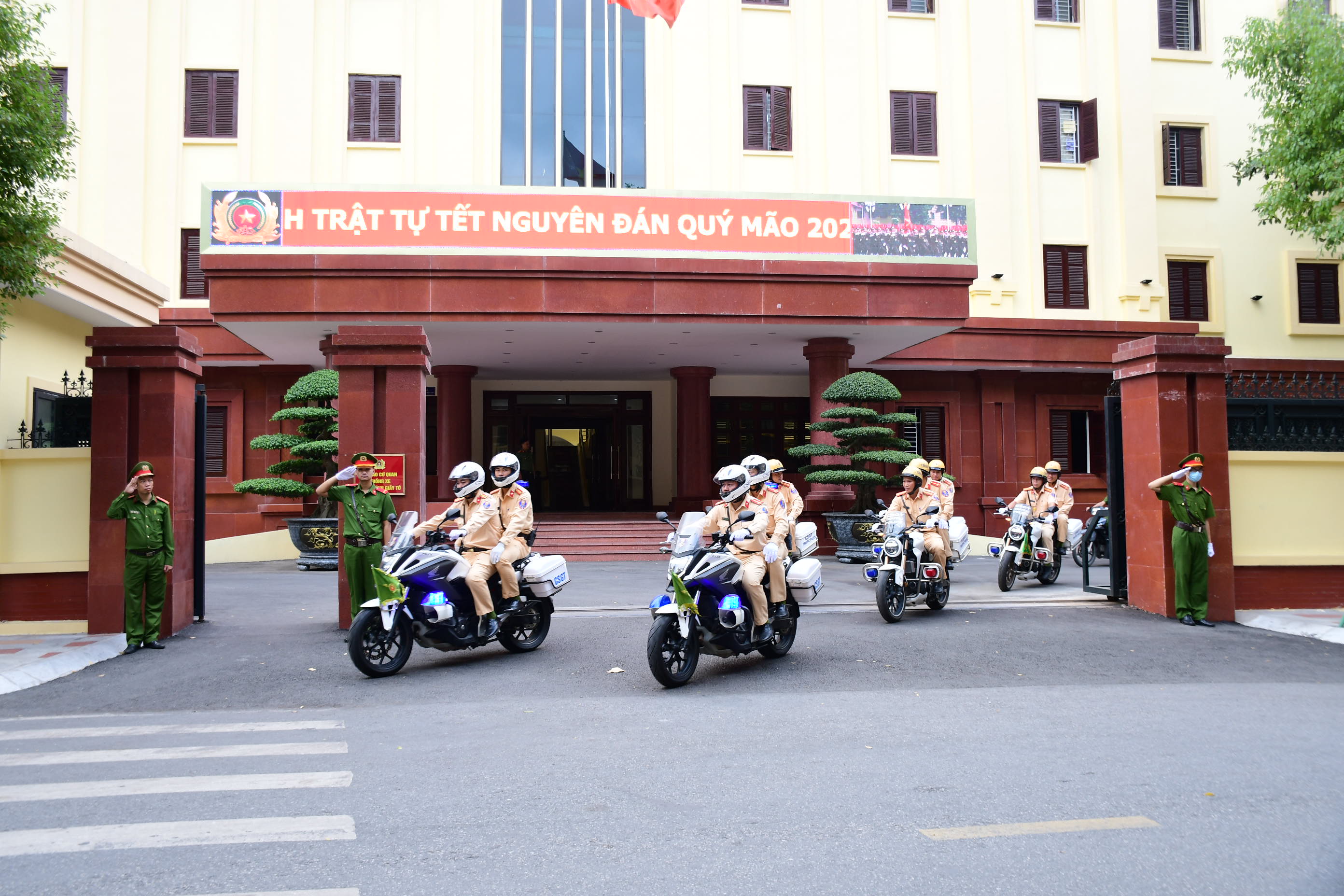 Cán bộ, chiến sĩ Công an gương mẫu đi đầu trong chấp hành Luật Giao thông đường bộ